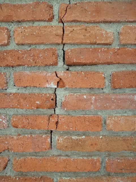 An example of a cracked foundation. If you have foundation problems in Magnolia, AR, Airlift can help. 